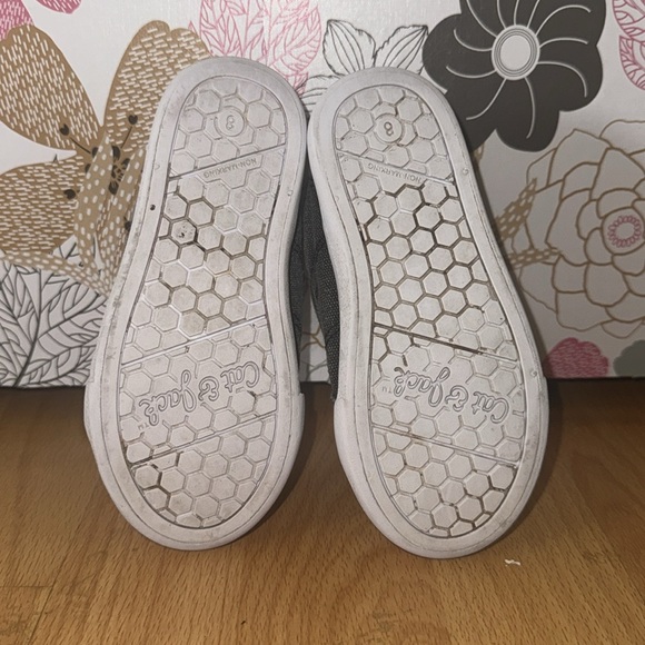 CAT & JACK VELCRO SHOES - Picture 4 of 5